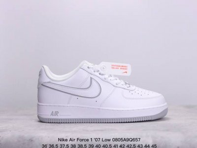 耐克 Nike Air Force 1 '07 Low 空军一号低帮，柔软、弹性十足的缓震性能和出色的中底设计，横跨复古与现代的外型结合，造就出风靡全球三十多年