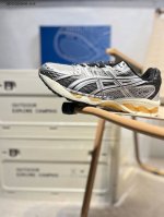 Asics Gel-Inmbus 10.1亚瑟士经典跑鞋 如今机能风和户外风吹得正劲，便是主打“Urban Outdoor机能越野风格”，城市和户外场景都能轻松