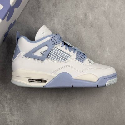 本地 核心私 Air Jordan 4 Retro Aluminum 白蓝色 Aj4 乔丹4代 乔丹篮球鞋系列 鞋身整体以白色皮革为主色调，辅以浅蓝色点缀，搭配