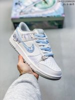 230 公司级 头层 nike Dunk Sb Low 耐克 Sb 低帮 蛇年限定 棕白红解构鞋带 鞋身整体以棕色麂皮打造，搭配米白色皮革框架覆盖层，使鞋款十分