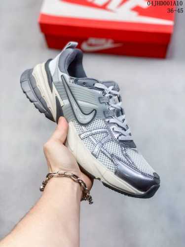公司级nike V2K Run跑步鞋复古风潮 网面透气运动鞋 灰银紧致的鞋面材质提供良好的包裹性鞋侧 Swoosh以及鞋头部分搭配增添不少亮点的镀铬细节鞋垫上印