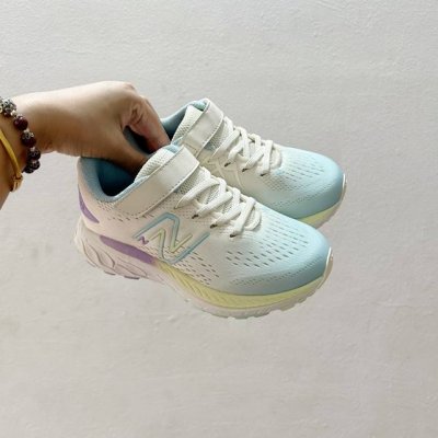 NB860魔术贴儿童运动鞋 SIZE:26-37码 当孩子们迈出第一步，每一步都充满期待与挑战，一双合适的运动鞋显得尤为重要。而今天我们要介绍的，就是这款令人惊