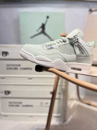 Air Jordan 4 Retro Seafoam 绿色 鞋身整体以绿色皮革为主色调，辅以银色点缀，搭配绿色的鞋带，让鞋子看起来更有整体感。鞋侧身绿色格网透出 - 点击图像关闭