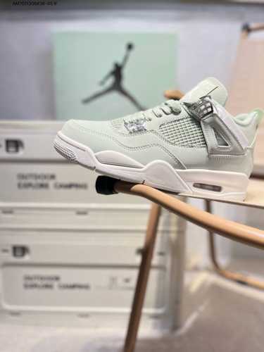 Air Jordan 4 Retro Seafoam 绿色 鞋身整体以绿色皮革为主色调，辅以银色点缀，搭配绿色的鞋带，让鞋子看起来更有整体感。鞋侧身绿色格网透出