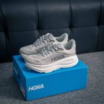核心私 Hoka M Bondi 9全新配色 这个品牌来自于新西兰的毛利语，Hoka表示大地，One One表示飞越，连起来就是飞越地平线，One One不是读