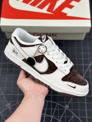 Nk Sb Dunk Low 斯图西联名-深棕白勾 周年高端定制 低帮休闲板鞋 #定制鞋盒 大厂纯原品质出货 超高清洁度 皮料切割干净无任何毛边 细节完美 货号