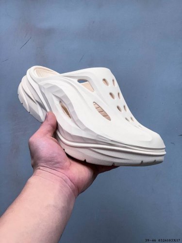 120 hoka One One夏奥拉Mule户外缓震拖鞋。流线型融合极简美学，包头鞋面，对脚掌有更好的包裹性，也满足防碰撞的功能性。鞋面多处开孔的气流通道，有
