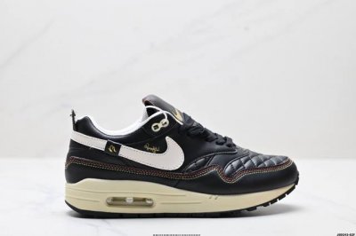 310 公司级Nike Air Max 1 耐克气垫 缓震 耐磨运动鞋 鞋身材质均选择皮革 织物 麂皮多种材质覆盖 保证质感的前提下 层次感也相当不错 带有开窗
