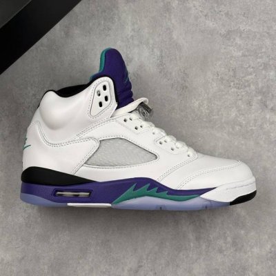 本地 核心私 Air Jordan 5 Retro Grape 高帮 白紫色 Aj5 乔丹5代 乔丹篮球鞋系列 鞋身整体采用白色优质皮革打造，鞋身侧面的透气网格