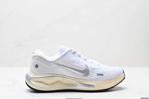 真标Nike Journey Run 2024跑步鞋 使用了新型的缓震材料 脚感偏韧 后跟有加厚的海绵填充 鞋子前掌和后掌做了加宽设计 增加了跑步时的稳定性 织