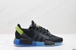 真标Ad Boost Nmd R1 V2经典跑鞋系列全新配色 弹力针织鞋面 原装高弹Boost颗粒大底 缓震性能卓越 体质轻盈且抗冲击 整双鞋子的透气性和舒适度