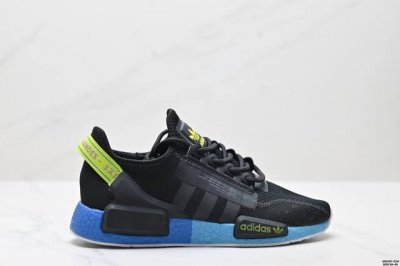 真标Ad Boost Nmd R1 V2经典跑鞋系列全新配色 弹力针织鞋面 原装高弹Boost颗粒大底 缓震性能卓越 体质轻盈且抗冲击 整双鞋子的透气性和舒适度
