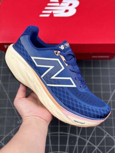核心私 New Balance Fresh Foam X More V4 厚底时尚休闲跑鞋 #款鞋采用近几年比较流行的版型设计，外观时尚大气，鞋底采用耐磨的材质