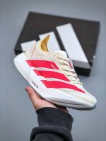 300支持放店 Adidas Adizero Adios Pro 4 轻盈跑鞋耐磨减震专业跑步鞋 。冲向目标，一路向前，不断挑战和突破自我。无论是平时训练还是马