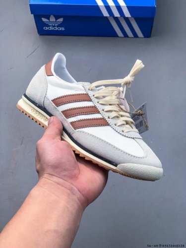 阿迪达斯Adidas Sl 72 Rs 全新重置版本，将这款复古鞋型用尼龙材质呈现，最终拼接麂皮材质，让该鞋型上脚既有舒适透气性又有满满的复古质感 0513Qd