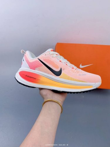 耐克 Nike Vomero 18 厚底增高老爹运动跑步鞋。全新 Vomero 提供比以往更多的緩衝效能以及該系列有史以來最高的鞋底高度，結合 Nike 的 Z