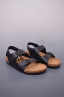 德国百年知名鞋履品牌 博肯Birkenstock 勃肯 二字拖凉鞋系列 广东原产 采用质地柔软牛皮面料材质 中底搭载缓震软木橡胶 其特有的鞋床设计 贴合脚面穿着