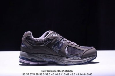 新百伦 New Balance 2002R 跑鞋 男女运动鞋 潮老爹鞋。沿袭了面世之初的经典科技，以 Encap 中底配以升级版 N-Ergy 缓震物料。鞋面则