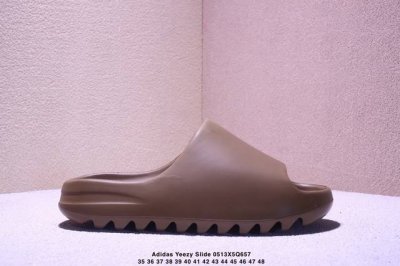 west X Adidas Yeezy Slide Glow Green 椰子户外风格沙滩涉水百搭运动穿搭拖鞋拖鞋 Yeezy Slide 采用 Eva 泡棉以