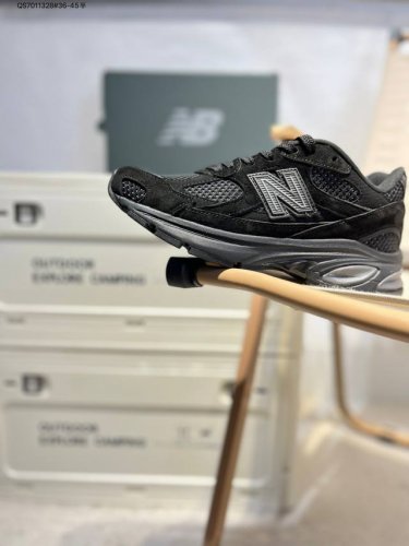 new Balance 2010系列复古老爹风休闲鞋 #采用轻质牛剖革拼接透气网眼衬垫织物鞋面材质 T-Beam大底提供足步弓支撑，保持步态稳定 后跟搭载外露缓