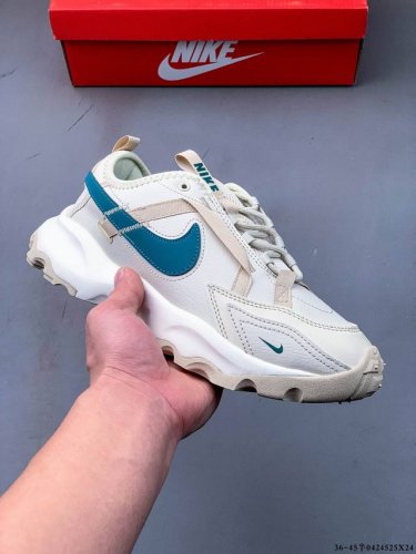 Nike Tc 7900 新款老爹鞋，织带与对勾交错穿插，以及它的走线和收口，看起来都非常的有设计感，很高级。 对勾是有反光效果的 鞋底用了厚实的泡绵不仅可以缓