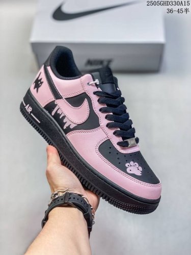 公司带半码 耐克Nike Air Force 1 07 空军一号低帮百搭休闲运动板鞋 柔软 弹性十足的缓震性能和出色的中底设计 横跨复古与现代的外结合 造就出风