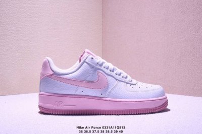 真标耐克Nike Air Force 1’07 Lx空军一号低帮百搭休闲运动板鞋。柔软、弹性十足的缓震性能和出色的中底设计，横跨复古与现代的外型结合，造就出风靡
