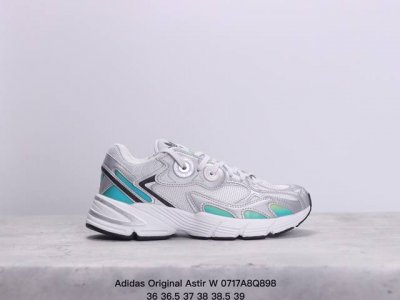 真标original Astir W 耐磨复古运动休闲鞋 鞋款灵感来自2000年代的跑步款式 鞋面和超大号孔眼进行更新复古色系搭配经典蓝白色 金色线条贯穿鞋身