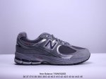 公司级new Balance 2002R 新百伦经典配色 沿袭了面世之初的经典科技，以encap中底配以升级版n-Ergy缓震物料。鞋面则采用特色的柔软麂皮搭以