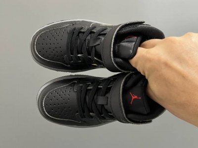 乔一真标头层魔术扣儿童运动鞋 Size：22-37.5码 经典乔丹系列 魔术扣松紧带设计，穿脱自如 中帮款式设计，保护稚嫩脚踝 上脚超级洋气