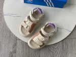 特价 不退换Adidas露趾休闲运动鞋男女童百搭潮牌款凉鞋 阿迪达斯官网最新款三叶草夏季户外沙滩鞋凉鞋 夏季韩版防滑软底透气休闲轻便魔术贴童鞋凉鞋 颜色：杏色，