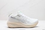 公司级Asics 亚瑟士Gel-Nimbus 26稳定跑鞋鞋面采用双层提花网面设计，提高包裹性和透气性，后跟搭载稳定系统科技T-Gel提升整体支撑力和结构感，减