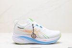 公司级Asics 亚瑟士Gel-Nimbus 26稳定跑鞋鞋面采用双层提花网面设计，提高包裹性和透气性，后跟搭载稳定系统科技T-Gel提升整体支撑力和结构感，减