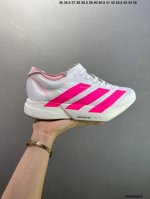 公司级Adidas Adizero Adios 阿迪超轻透气缓震跑鞋 整体外观造型与Adizero Adios Pro Evo 1非常相似 中底配置方面搭载全掌