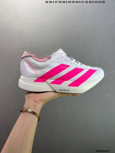 公司级Adidas Adizero Adios 阿迪超轻透气缓震跑鞋 整体外观造型与Adizero Adios Pro Evo 1非常相似 中底配置方面搭载全掌