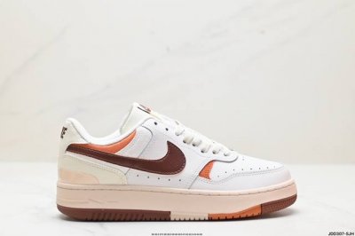 真标w Nike Gamma Force兼顾舒适脚感和出众风范，演绎匠心之作。结构性的支撑贴合感结合复古篮球设计，塑就场外全明星风范。 货号:Fq8877- 尺