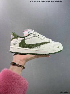 310 公司级Burberry X Air Jordan 1 绿英文勾 此款主张打破传统的工业化流水线设计限制，以Made By Ideas的超级创意为理念，集
