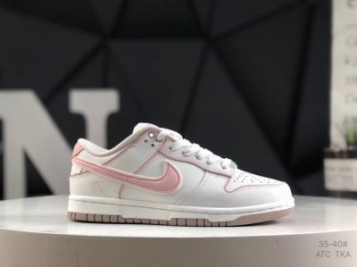 Nike Dunk 此款主张打破传统的工业化流水线设计限制，以Made By Ideas的超级创意为理念，集结众多潮流设计师，结合时下最Ing潮流风尚，为潮流爱
