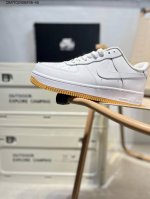耐克 Nike Air Force 1 '07空军一号 百搭休闲运动板鞋。柔软、弹性十足的缓震性能和出色的中底设计，横跨复古与现代的外型结合，造就出风靡全球三十