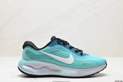 公司级nike Joerney Run 轻便跑步鞋 使用了新型的缓震材料 脚感偏韧 后跟有加厚的海绵填充 鞋子前掌和后掌做了加宽设计 增加了跑步时的稳定性 织物