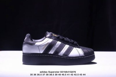 公司级Ad Originals Superstar 经典复古贝壳头厚底板鞋 Ig4477 诞生于1969年 是第一双将全皮面鞋 身与橡胶鞋头结合在一起的低帮篮球