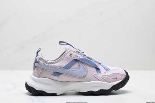 公司级W Nike Tc 7900 新款老爹鞋 注入非凡时尚气息 塑就高雅外观 耐穿合成材质搭配柔软丝绒 该鞋款保留了挚爱的加垫鞋口 柔软泡绵缓震配置 和抓附力
