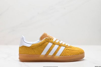 真标阿迪达斯adidas Originals Gazelle Indoor 三叶草复古防滑耐磨低帮板鞋 鞋款采用柔软的绒面革和耐用的皮革衬里融合在橡胶外底上！