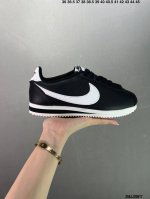 原楦开发版型#斜纹过胶工艺 耐克Nike Classic Cortez 经典阿甘休闲跑步鞋。纯粹而执着的精神，使得Cortez种在了一代人的心里，无论是否喜欢它