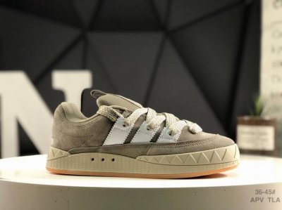 160 Adidas Adimatic Low 马蒂奇系列低帮 复古鲨鱼面包鞋运动休闲滑板板鞋 整个鞋面由色彩艳丽的麂皮制成 搭配品牌标志性大尺寸三条纹 Log