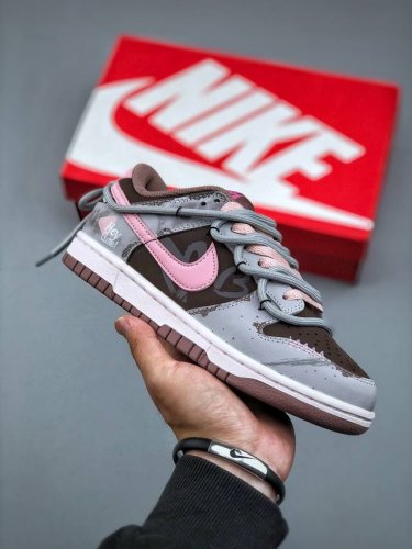 Nike Dunk Low 考拉派对 粉梦副歌 甜酷辣妹 解构低帮休闲板鞋 #配色灵感来源于粉色梦境，粉棕色风格为底，涂鸦点缀，加解构双鞋带，增加视觉效果，实显