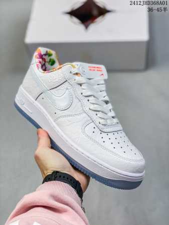 公司级带半码耐克nike Air Force 7 空军一号低帮百搭休闲运动板鞋。柔软、弹性十足的缓震性能和出色的中底设计，横跨复古与现代的外型结合，造就出风靡全 - 点击图像关闭