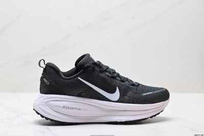 公司级Nike Vomero 18 耐克 舒适减震防滑 低帮跑步鞋 全掌Reactx泡绵中底 前掌和后跟还配备了Air Zoom气垫单元 据说跑起来更快更舒适哦