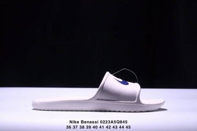 斯图西联名款Stussy X Nike Benassi 拖鞋 一字拖男女凉拖鞋沙滩鞋。一直广受青睐的Nike Sportswear 主打单品搭载了独具特色的鞋款