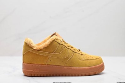 真标耐克nike Air Force 7 空军一号低帮百搭休闲运动板鞋。柔软、弹性十足的缓震性能和出色的中底设计，横跨复古与现代的外型结合，造就出风靡全球三十多